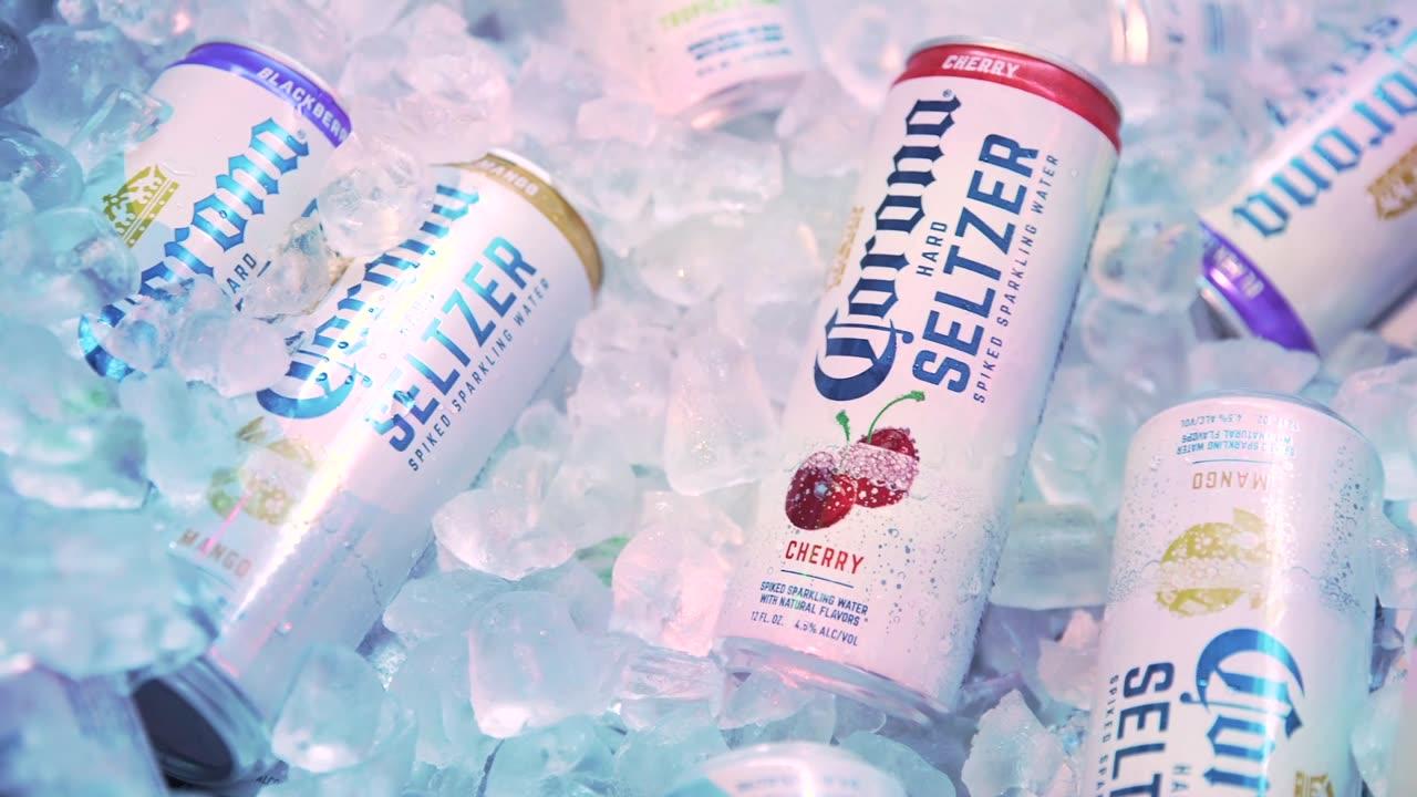 Latas de Corona Hard Seltzer sobre hielo en una activación de Corona